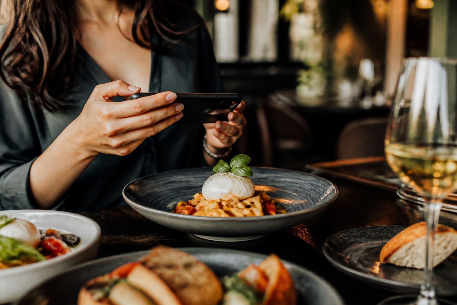 Gestione Social Media per il Tuo Ristorante: Come Ottenere Contenuti Professionali con AI Senza un Social Media Manager